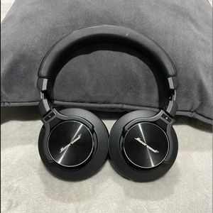 Wireless head phones